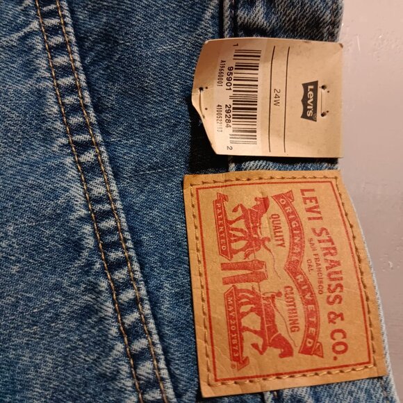 Levi's Shorts Women's Plus Size   24W   NWT - Picture 7 of 7